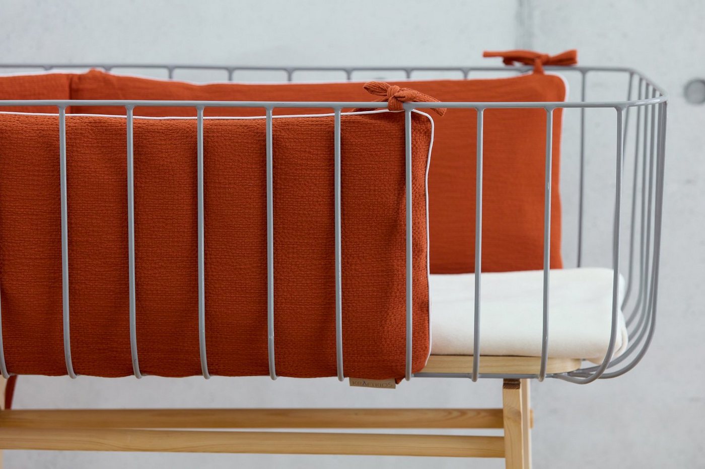 KraftKids Bettnestchen Doppelkrepp Rot Herbstrot, für 120x60 cm Bett, 100% Baumwolle, abnehmbarer Bezug, Befestigungsbänder, drei Füllkissen von KraftKids