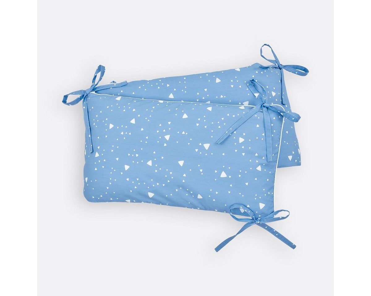 KraftKids Bettnestchen abgerundete Dreiecke weiß auf Blau, für 140x70 cm Bett, 100% Baumwolle, abnehmbarer Bezug, Befestigungsbänder, drei Füllkissen von KraftKids