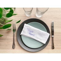 Set Aus 4 Monogramm-Servietten, Personalisiert Mit Familiennamen, Personalisierte Serviette Set Aus 4 Monogramm-Servietten, Personalisiert Mit Familiennamen, Personalisierte Serviette von Kraftille