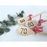 Kochlöffel Mit Zahl Zum Geburtstag Und Schleife Kochlöffel Mit Zahl Zum Geburtstag Und Schleife von Kraussemotions