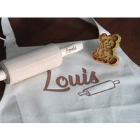 Personalisiertes Kinder-Backset Mit Kindernudelholz, Schürze Und Backförmchen/Personalisierte Personalisiertes Nudelholz Personalisiertes Kinder-Backset Mit Kindernudelholz, Schürze Und Backförmchen/Personalisierte Personalisiertes Nudelholz von Kraussemotions