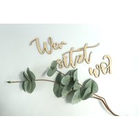 Schriftzug/Holzschriftzug "Wer Sitzt Wo?" Aus Birke Optional Mit Klebeband Schriftzug/Holzschriftzug "Wer Sitzt Wo?" Aus Birke Optional Mit Klebeband von Kraussemotions