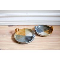 Servierschale Keramik, Mit Henkel, Blau Gelb Weiß, Kollektion Sommer Servierschale Keramik, Mit Henkel, Blau Gelb Weiß, Kollektion Sommer von KrautundTonKeramik