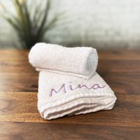 Handtuch, Kleines Gästehandtuch Gesichtstuch Mit Name Handtuch, Kleines Gästehandtuch Gesichtstuch Mit Name von Kreandzia