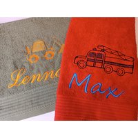 Handtuch 50x100 Mit Namen Und Fahrzeug Motiv, Bagger Auto, Feurwehr Handtuch 50x100 Mit Namen Und Fahrzeug Motiv, Bagger Auto, Feurwehr von Kreandzia
