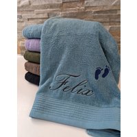 Handtuch Mit Füße Und Namen Badetuch Geschenk Zur Geburt Handtuch Mit Füße Und Namen Badetuch Geschenk Zur Geburt von Kreandzia