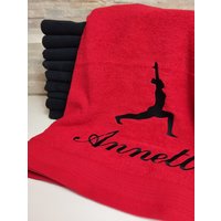 Handtuch Mit Name Namensstickerei Pilates Yoga Handtuch Mit Name Namensstickerei Pilates Yoga von Kreandzia