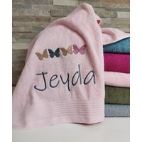 Handtuch Mit Name Namensstickerei Schmetterlinge Handtuch Mit Name Namensstickerei Schmetterlinge von Kreandzia