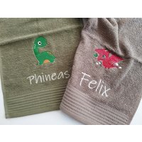 Handtuch Mit Name Namensstickerei Und Dino Handtuch Mit Name Namensstickerei Und Dino von Kreandzia