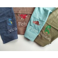 Handtuch Mit Namen Und Dino Motiv Handtuch Mit Namen Und Dino Motiv von Kreandzia