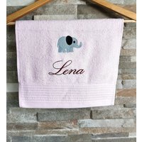 Handtuch Mit Namen Und Elefant Handtuch Mit Namen Und Elefant von Kreandzia
