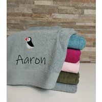 Handtuch Mit Namen Und Papageientaucher Handtuch Mit Namen Und Papageientaucher von Kreandzia