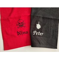 Personalisierte Handtücher Mit Namen Und Totenkopf von Kreandzia