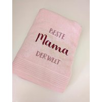 Personalisiertes Handtuch Mit Namen Und Blumen Motiv Muttertag Personalisiertes Handtuch Mit Namen Und Blumen Motiv Muttertag von Kreandzia