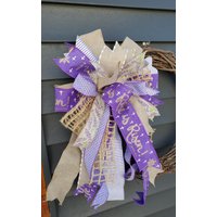 Osterlaterne Schleife Er Ist Auferstanden Ostern Fastenzeit Auferstehung Dekor Rustikal Lila Osterkranz Laterne Briefkasten Frühling Deco Osterlaterne Schleife Er Ist Auferstanden Ostern Fastenzeit Auferstehung Dekor Rustikal Lila Osterkranz Laterne Briefkasten Frühling Deco von KreatenWreaths