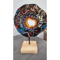 Bemalte Teakholzscheibe Auf Metallständer, Holzscheibe Mit Spruch , Holzskulptur, Sprüche Holz, Dekorationsartikel Bemalte Teakholzscheibe Auf Metallständer, Holzscheibe Mit Spruch , Holzskulptur, Sprüche Holz, Dekorationsartikel von KreativDHuber