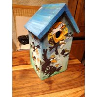 Handbemalter Nistkasten, Handbemaltes Vogelhaus, Originelles Vogelhäuschen Handbemalter Nistkasten, Handbemaltes Vogelhaus, Originelles Vogelhäuschen von KreativDHuber
