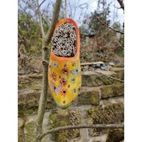 Handbemaltes Insektenhotel , Originelles Wildbienenhaus , Holzschuh von KreativDHuber