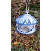 Handgefertigtes Vogelfutterhaus Aus Ton , Keramikfutterhaus, Getöpfertes Vogelhäuschen Handgefertigtes Vogelfutterhaus Aus Ton , Keramikfutterhaus, Getöpfertes Vogelhäuschen von KreativDHuber