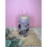 Wednesday Addams Glas Sublimationsdruck - Trinkglas Mit Bambusdeckel & Glasstrohhalm Gothic Iced Coffee Cup Geschenkidee Serienfans von KreativDesignCaro