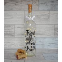 Beleuchtete Weinflasche "Friends Welcome' Spruch, Lichterkette, Wohnkultur Beleuchtete Weinflasche "Friends Welcome' Spruch, Lichterkette, Wohnkultur von KreativGifts1