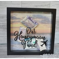 Personalisierte Flitterwochen-Fondsbox Verlobungsgeschenk-Schattenbox Personalisierte Flitterwochen-Fondsbox Verlobungsgeschenk-Schattenbox von KreativGifts1