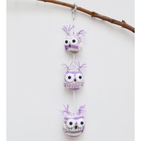 Handgemachte Gehäkelte Eulen-Hänge-Dekoration Mehrfarbiges Garn in Lila, Weiß, Grau | Boho Wohndekor Handgemachte Gehäkelte Eulen-Hänge-Dekoration Mehrfarbiges Garn in Lila, Weiß, Grau | Boho Wohndekor von KreativGifts1