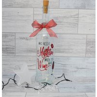 Weihnachtlich Beleuchtete Weinflasche "Who Braucht Mistletoe' Zitat & Rote Schleife von KreativGifts1