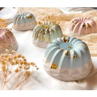 Mini Gugelhupf Deko Aus Raysin Mit Kerze | Geburtstagsgeschenk Handmade Kuchen Blattgold Geschenkidee Geburtstag Kerzenkuchen von KreativLaube