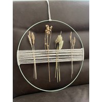 Dekorativer Metallring Mit Trockenblumen Dekorativer Metallring Mit Trockenblumen von KreativdesignByLisa