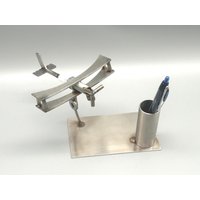 stifthalter Flugzeug Zündkerze Edelstahl, Deko Modellflugzeug Miniaturmodell Miniatur-Flugzeug stifthalter Flugzeug Zündkerze Edelstahl, Deko Modellflugzeug Miniaturmodell Miniatur-Flugzeug von KreativeMetallkunst