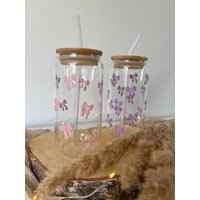 Glas Mit Deckel Und Strohhalm | Trinkglas Glasbecher Geschenk Schleife von KreativeZauberwerke