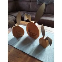 Eichenholz in Ei Form Geschnitten Mit Edelstahl Hasenohren. Frohe Ostern Lasergravur Eichenholz in Ei Form Geschnitten Mit Edelstahl Hasenohren. Frohe Ostern Lasergravur von KreativesausPapierJD