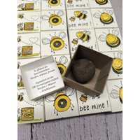 Seedbombs Samenbomben Bienenretter Als Give Away Oder Kleinigkeit Zum Verschenken in Einer Schönen Handgefertigten Schachtel Mit Bienenmotiv Seedbombs Samenbomben Bienenretter Als Give Away Oder Kleinigkeit Zum Verschenken in Einer Schönen Handgefertigten Schachtel Mit Bienenmotiv von KreativesausPapierJD
