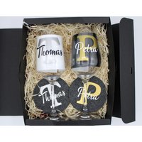 Geschenkset 2Er Set Weingläser Personalisiert Mit Namen Und Untersetzern + Geschenkbox, Geschenkidee Für Weinliebhaber/Paare, Weißweingläser von KreativeschmiedeSB