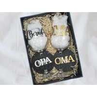 Geschenkset "Oma, Opa", 2Er Set Weingläser Personalisiert Mit Namen Und Untersetzern + Geschenkbox, Geschenkidee von KreativeschmiedeSB