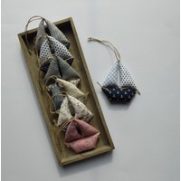 1 Segelschiff Aus Stoff Zum Aufhängen, Stoffboot, Stoffschiff, Dekoschiff, Kinderzimmer, Badezimmer, Gäste Wc, Maritim, Maritime Deko 1 Segelschiff Aus Stoff Zum Aufhängen, Stoffboot, Stoffschiff, Dekoschiff, Kinderzimmer, Badezimmer, Gäste Wc, Maritim, Maritime Deko von KreativesmitStoff