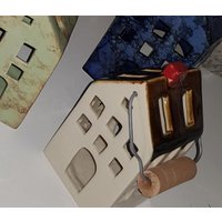 Tonhaus Getöpfertes Haus Windlichthaus Teelichthaus Hängend Oder Stehend | Mit Henkel Teelichthalter Aus Ton Handarbeit von KreativlaedchenKatja