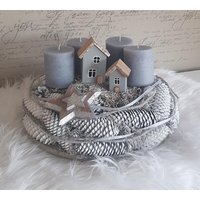 Wunderschöner Nachhaltiger Adventskranz Weiß Grau Silber Zapfen Tischdeko Kerzenhalter Advent Weihnachten Vintage Häuschen Stern Wunderschöner Nachhaltiger Adventskranz Weiß Grau Silber Zapfen Tischdeko Kerzenhalter Advent Weihnachten Vintage Häuschen Stern von KreativlaedchenKatja