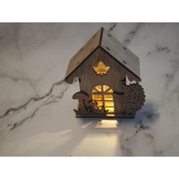 Mini Holzhaus Mit Herbstlichen Motiven Und Led Beleuchtung von KreativstuebchenMS