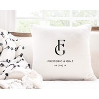 Baumwollkissen, Buchstabendesign, Personalisiert, Name Und Datum, Geschenk, Hochzeit, Hochzeitstag, Jahrestag, Geburtstag, Weihnachten Baumwollkissen, Buchstabendesign, Personalisiert, Name Und Datum, Geschenk, Hochzeit, Hochzeitstag, Jahrestag, Geburtstag, Weihnachten von KreativundFlauschig