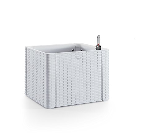 Quadratischer Pflanzkasten im Rattan-Design aus Kunststoff in Weiß. Mit Wasserspeicher und Wasserstandsanzeige. Maße BxTxH in cm: 43 x 43 x 33 cm. von Kreher