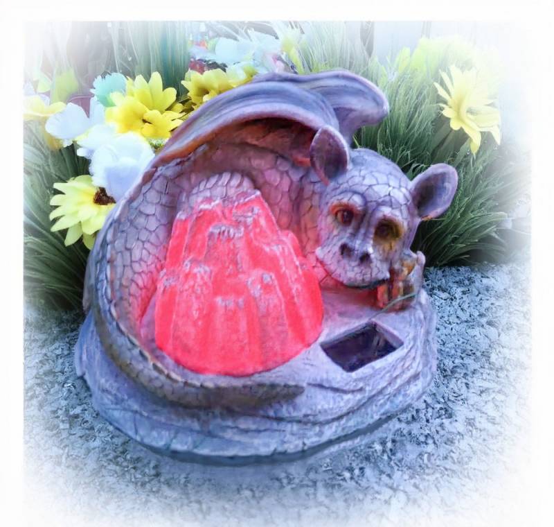 Kremers Schatzkiste Gartenfigur Drache am LED Feuer 27 cm Garten Solar Deko Geschenk Gartenskulptur von Kremers Schatzkiste
