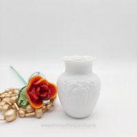 Kleine Biskuitporzellan Vase Von Kaiser Porzellan Mit Blumenverzierung, Blumenvase von KrempelTempelShop
