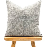 Designer Floral Soft Grey Auf Natürlichem Leinen Kissenbezug, Grauer Boho-Kissen, Dekoratives Dekokissen, Floraler Kissenbezug von Krinto