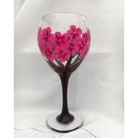 Rosa Blumen Weinglas - Handgemalt Magenta Apfelblüte Personalisiert Große Weingläser Dekorativ von KrisleighKreations