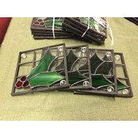 Handgefertigte Glasuntersetzer Mit Stechpalmenblättern Von Krista von KristaStainedGlass