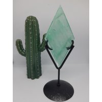 Grüner Fluorit Diamant Auf Ständer| Dekoration | Heilstein Kristall Edelstein Raute Spitze Fluoritraute Mit Stand Schnitzerei von KristallLiebeCo