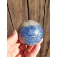 Kyanit Kugel 5, 7 cm | Cyanit Disthen Edelstein Kristall Heilstein Kristallkugel Edelsteinkugel Dekoration Geschenkidee Sphäre von KristallLiebeCo