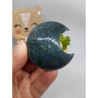Moosachat Mond B | Edelstein Kristall Schnitzerei Carving Heilstein Kristallmond Edelsteinmond Dekoration Geschenkidee von KristallLiebeCo